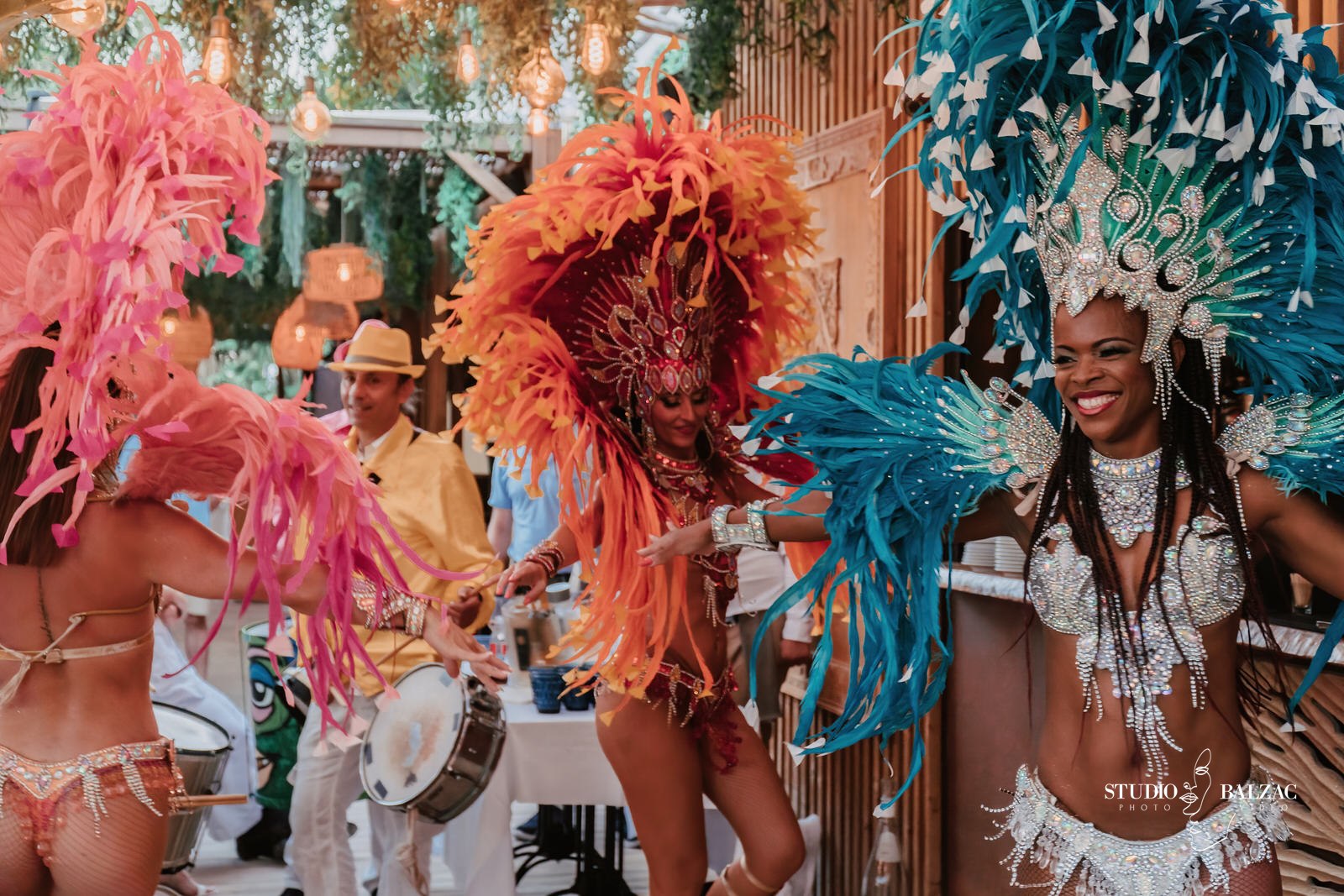  Batucada avec percussionistes et danseuses de samba brésilienne